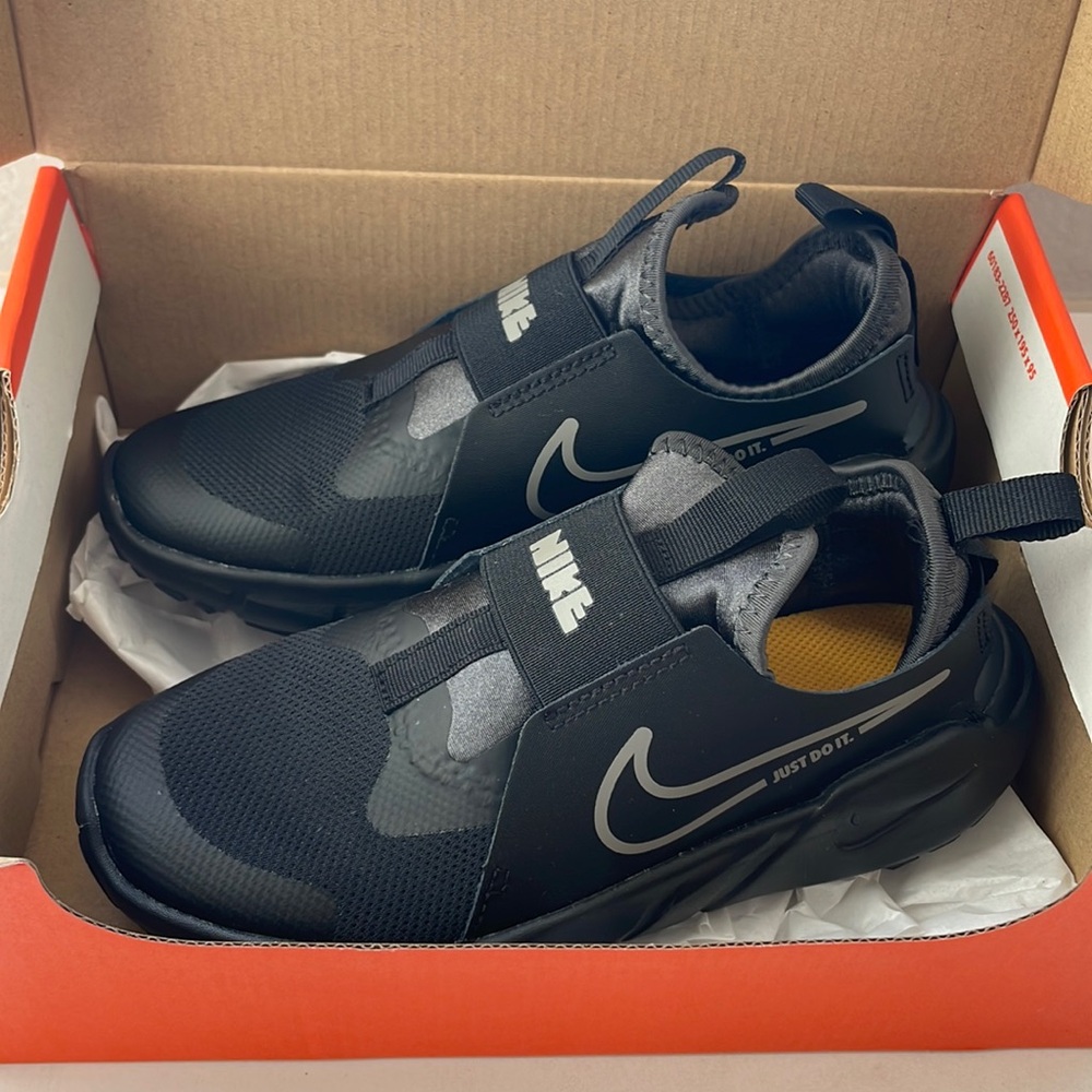 Nike Flex Runner 2 Little Kids; size 2Y, NEW